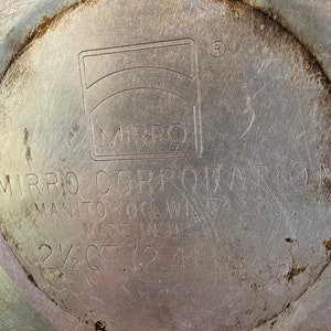 K&ouml;nnte beinhalten: Ein silberner 2,4-Liter-Topf (2 1/2 Quart) der Mirro Corporation mit einem silbernen Deckel. Der Topf ist in den USA hergestellt und tr&auml;gt am Boden das Mirro-Logo.