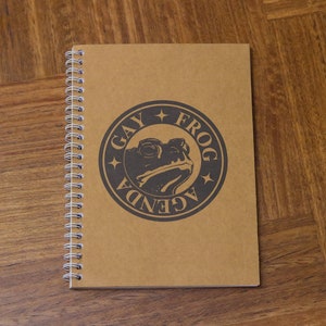 Caderno de Adesivos Reutilizáveis - Agenda Gay Frog - Capa de Papel Kraft