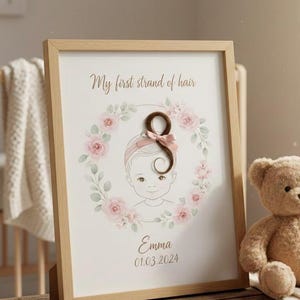 Op de afbeelding: Een ingelijste print met de tekst "My first strand of hair" en de naam "Emma" met de datum 01.03.2024. De print toont een baby-illustratie met een haarstreng en een bloemenkrans. Een teddybeer en een kleine plant in pot staan naast de lijst.