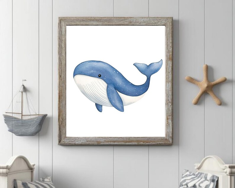 以下が含まれることがあります： 白い斑点と白い腹を持つ青いクジラの水彩画。クジラは右に泳いでおり、小さな白い目があります。クジラは素朴な木製の額縁に入っています。