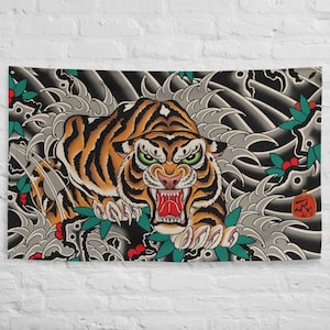 Puede incluir: Una ilustración en blanco y negro de un tigre con rayas naranjas y negras, gruñendo con la boca abierta, sobre un fondo de olas estilizadas y diseños florales. El tigre está en una pose dinámica, con las garras extendidas y la cabeza inclinada hacia adelante. La ilustración es de estilo japonés tradicional, con líneas gruesas y colores vibrantes.