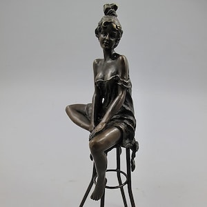 Sophisticated Bronze Sculpture “Femina on Barstool” – Timeless Elegance in Bronze