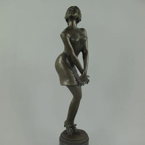 Elegante Bronzefigur einer Dame – Zeitlose Skulptur der Anmut und Romantik