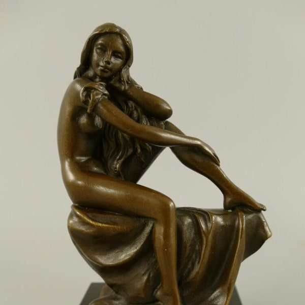 Figurine féminine en bronze