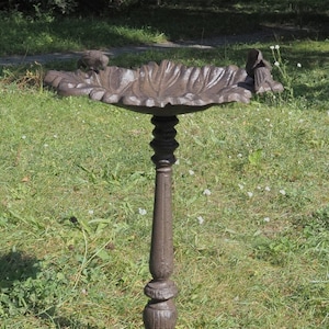 Bain d'oiseaux rustique en fonte marron – Art de jardin vintage, symbole de paix et cadeau idéal pour les amoureux de la nature