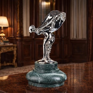 Elegante escultura de Emily en bronce cromado: Espíritu del éxtasis sobre base de mármol verde - Obra de arte de lujo