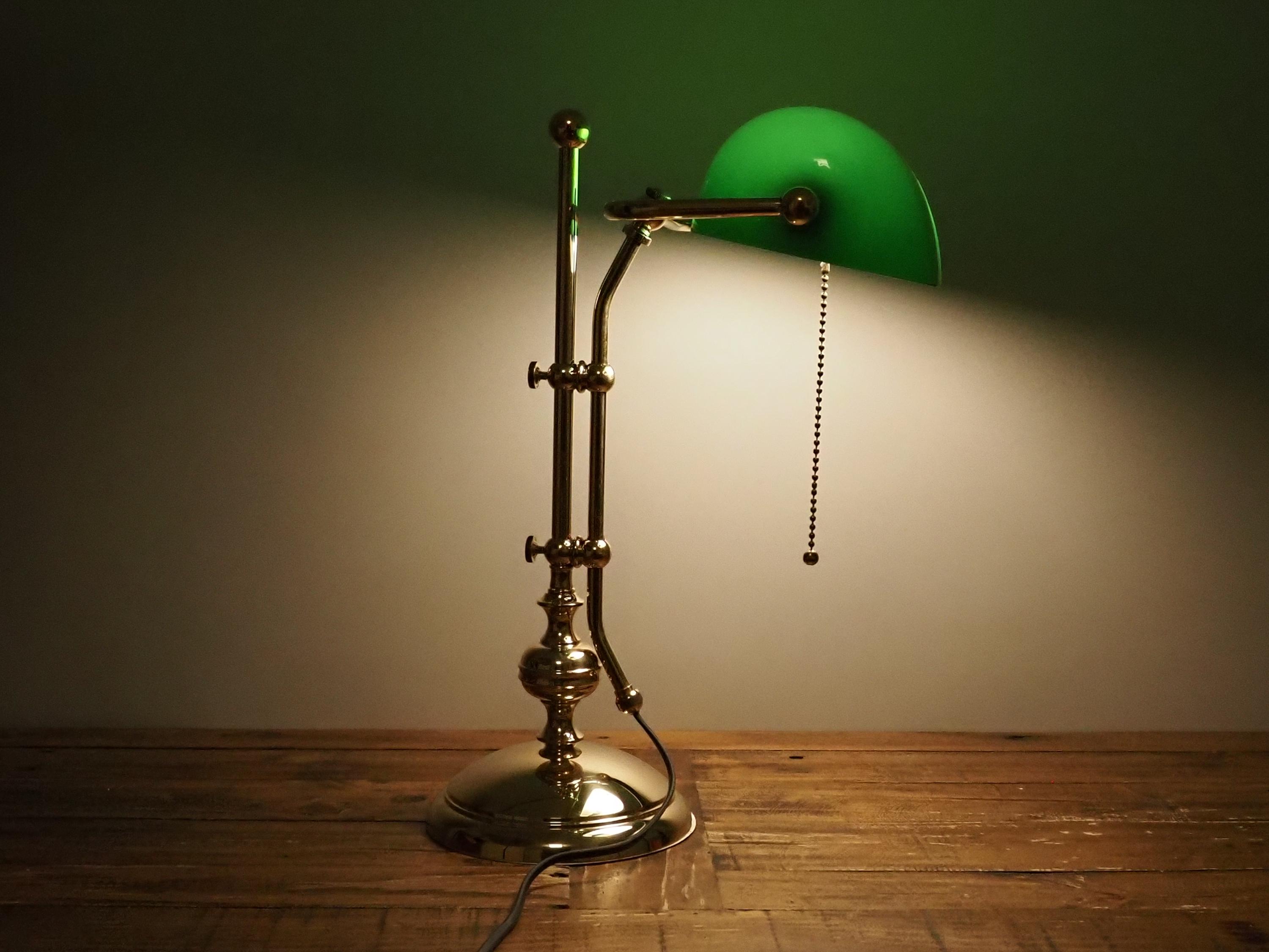 Vintage-inspired Banker's Lamp: Art Deco Brass Desk Light With