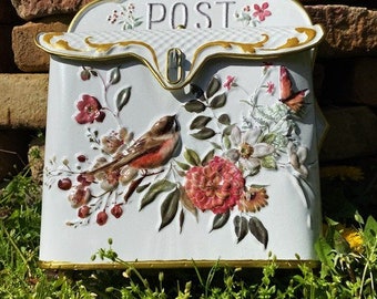 Boîte aux lettres rustique en métal au mur ajoutant du charme à une maison de campagne - Murmures de tradition