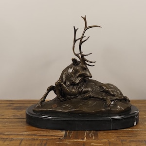 Elegant Bronze Deer Sculpture – Majestic Deer Figure for Home and Office Decor – Exquisite Craftsmanship
