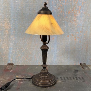 Elegant Vintage-Style Brass Bronze Table Lamp – Classic Decorative Accent Lighting
