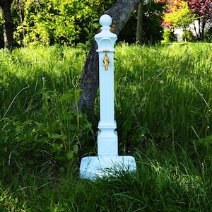Column-shaped cast iron garden water fountain - white - water dispenser