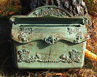 Vintage Elegance: Mailbox Antike Still