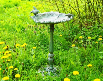 Enchanting Cast Iron Bird Bath: Durable Garden Oasis for Outdoor Elegance and Nature Lovers