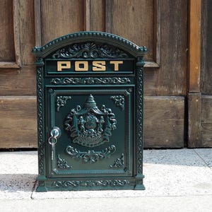Elegant Dark Green Wall-Mounted Mailbox – Secure, Weather-Resistant & Timelessly Stylish for Modern and Classic Homes
