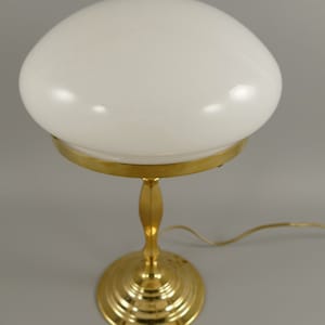 Elegante weiße Pilz-Tischlampe mit Messingschirm - Moderne Retro-Beleuchtung für die Inneneinrichtung