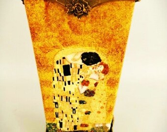 Golden Symphony: a Klimt-inspired vase made of porcelain and brass - for every occasion - a good gift