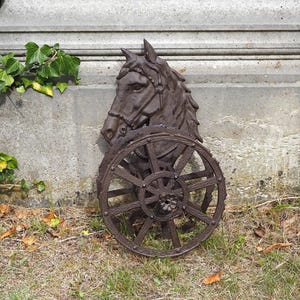 Rustic Brown Horse Hose Holder – Elegant Garden Hose Organizer for Outdoor Spaces