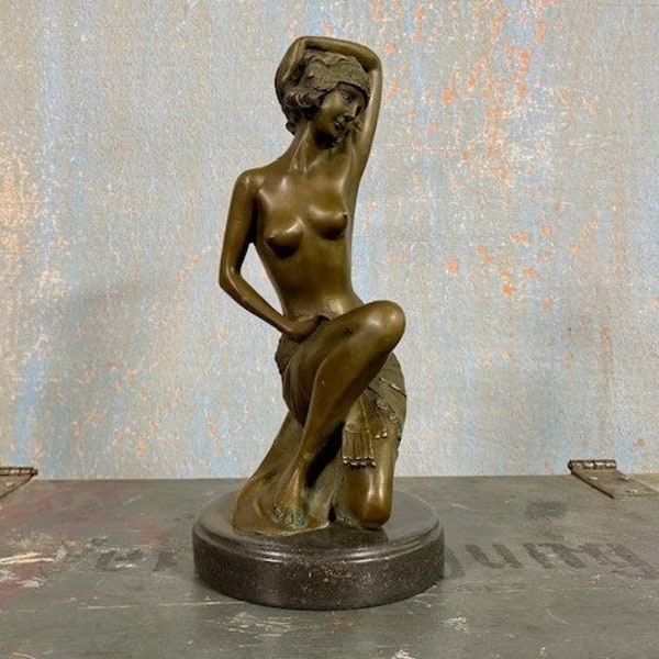 Murmures de passion : élégance intemporelle dans la sculpture en bronze Art déco