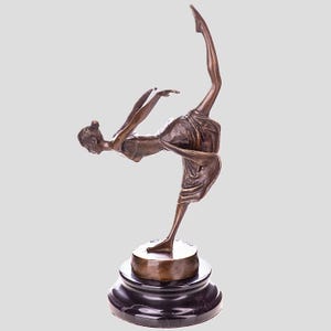 Elegant Bronze Sculpture – Dancer in Motion – A Unique Decorative Accent for Art Lovers