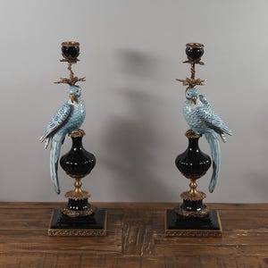 2er Set Kerzenhalter aus Porzellan mit Papagei, handbemalt, exotische Dekoration, farbenfroher tropischer Tischakzent, eleganter Boho-Stil, einzigartige Geschenkidee