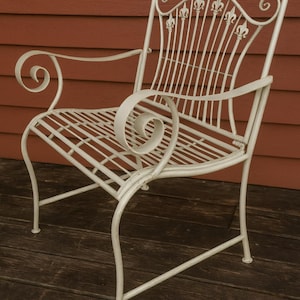 Vintage-Inspired Rustic White Iron Chair - Farmhouse Patio Garden Seating for Indoor Outdoor Use