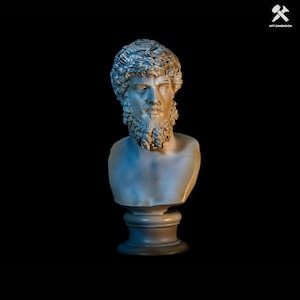 Puede incluir: Un busto de yeso blanco de un hombre con barba y cabello rizado. El busto está sobre un pedestal redondo y está iluminado desde un lado, proyectando sombras en la cara.