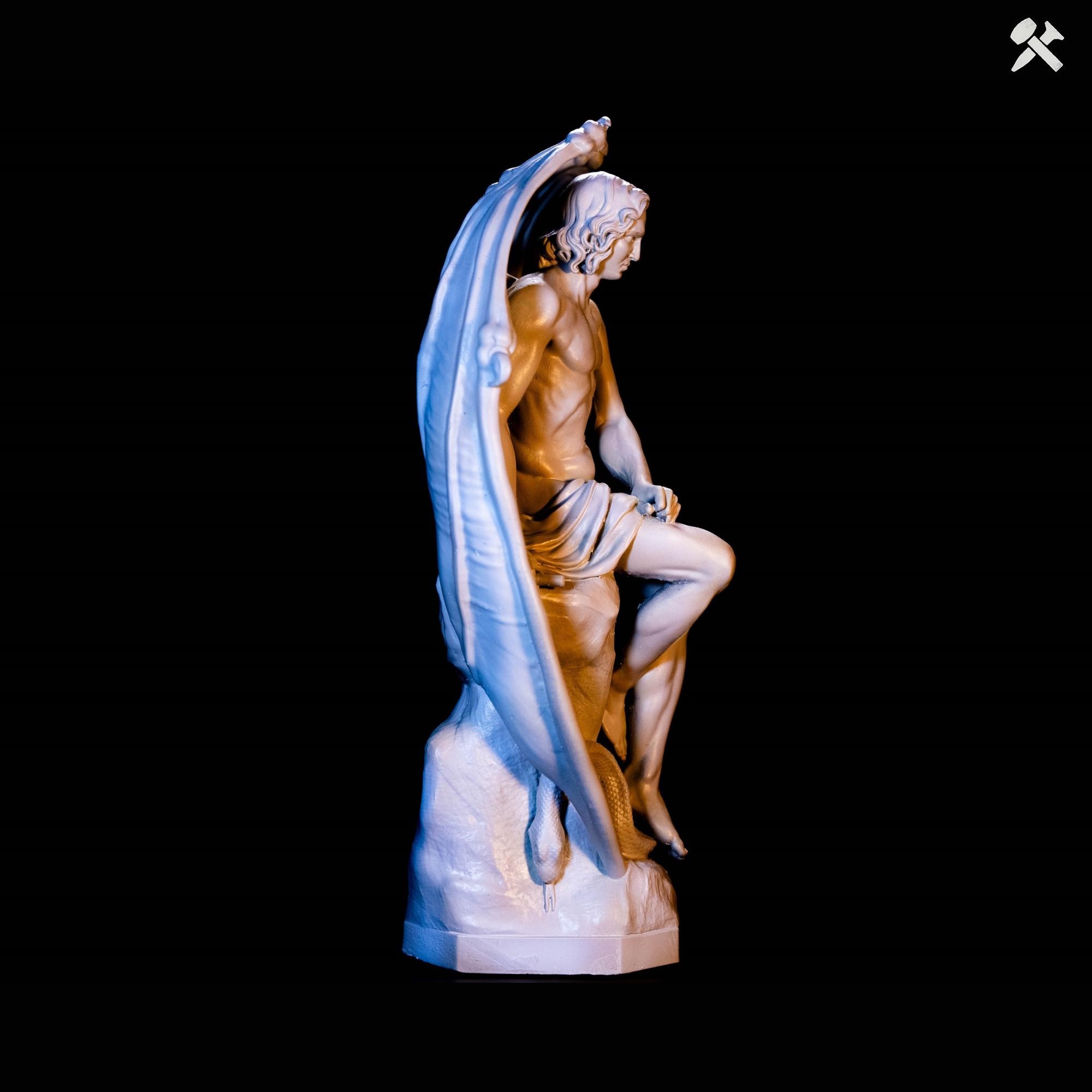 悪の天使。手描きの彫刻作品。ジョセフ・ギーフス作「ルシファー