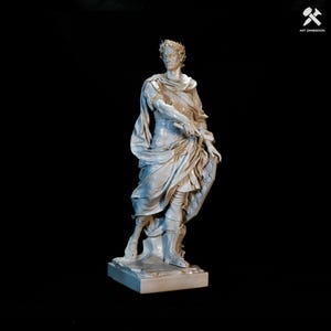 Può includere: Statua bianca di un imperatore romano con una corona d'alloro e drappeggiato in vesti fluenti. La scultura si erge su una base rettangolare su sfondo nero. Il testo "ART DIMENSION" è nell'angolo in alto a destra.