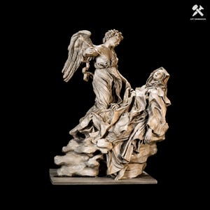 Puede incluir: Una escultura en tonos beige que representa a un ángel de pie sobre una figura reclinada cubierta con túnicas fluidas. El ángel sostiene una flecha delgada, mientras la figura descansa sobre una base de nubes. El texto ART DIMENSION aparece arriba.