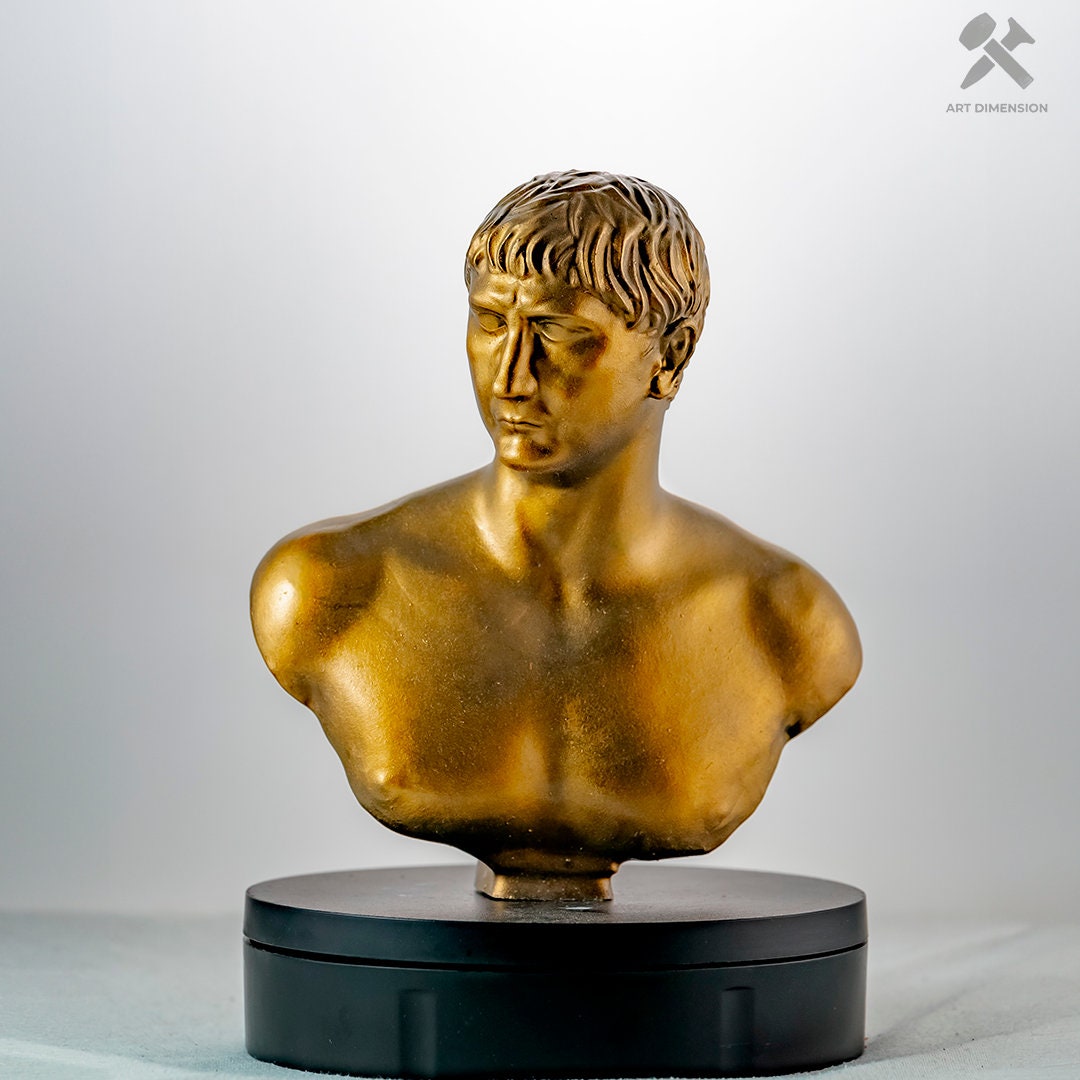 トラヤヌス帝の胸像。ローマ皇帝。精巧な手描きのレプリカ。大理石