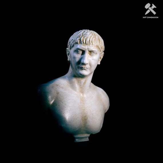 トラヤヌス帝の胸像。ローマ皇帝。精巧な手描きのレプリカ。大理石