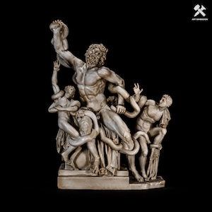 Può includere: Una scultura color grigio pietra che raffigura una figura centrale barbuta e due figure più piccole avvolte da grandi serpenti. Le figure sono posizionate su una base rettangolare, con la figura centrale che solleva un braccio.
