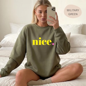 Bonito suéter de mujer | Pulóver minimalista | Estampado neón beige | Estilo coqueto | Prenda llamativa | Tendencia 2025 | Idea de regalo