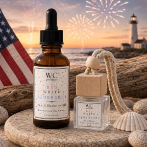 Pu&ograve; includere: Un flacone in vetro ambrato con tappo contagocce nero etichettato Red White & Blueberry car diffuser refill 30 ml accanto a un piccolo diffusore per auto quadrato in vetro con tappo in legno e corda, entrambi con il logo WC Wax & Wicks.