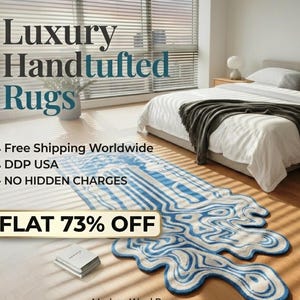 Pode incluir: Um moderno tapete de lã tufada à mão com um design fluido em tons de azul e branco. O tapete é exibido em um quarto. A imagem inclui o texto "Luxury Handtufted Rugs" e "FLAT 73% OFF".
