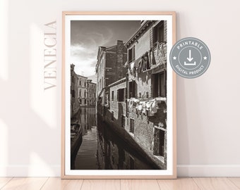 Venedig Italien - Schwarz-Weiß-Poster mit frischem Wäsche über Malerischem Kanal | Fotografie von RHBDESIGNFONTS