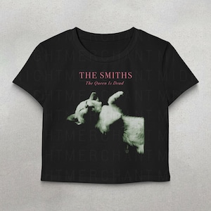 K&ouml;nnte beinhalten: Schwarzes, bauchfreies T-Shirt mit einem wei&szlig;en Katzenmotiv und dem Text "THE SMITHS The Queen Is Dead" in Rosa.