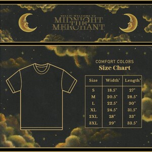 Puede incluir: Tabla de tallas para una camiseta con el texto "Midnight Merchant" en letras doradas sobre fondo negro con una luna creciente a cada lado. La tabla muestra las tallas S a 3XL con las medidas de ancho y largo correspondientes en pulgadas.