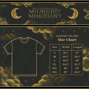 Puede incluir: Tabla de tallas de camisetas negras con medidas en pulgadas. La tabla incluye tallas de la S a la 3XL, con los anchos y largos correspondientes. La imagen tambi&eacute;n presenta el texto "MIDNIGHT MERCHANT" y un dise&ntilde;o de luna creciente.