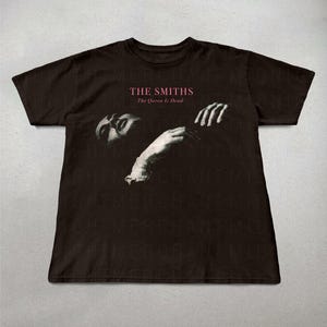 The Smiths-shirt, The Queen Is Dead-shirt, cadeaus van de smiths-fan, band-T-shirt, the smiths graphic tee, indierock-shirt, cadeaus voor haar, uniseks Dark Chocolate