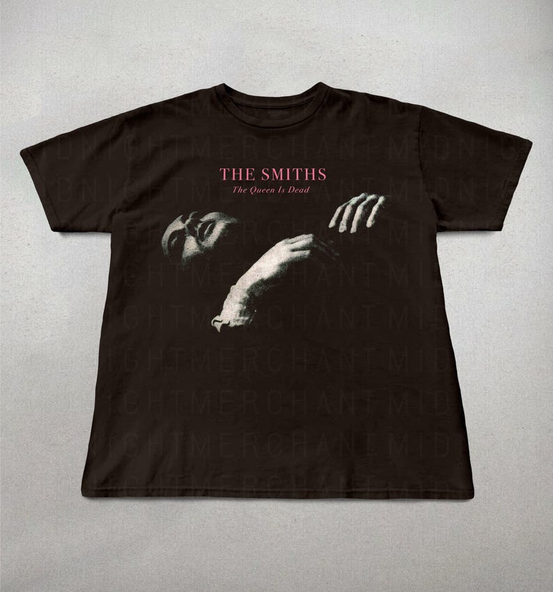 The Smiths-shirt, The Queen Is Dead-shirt, cadeaus van de smiths-fan, band-T-shirt, the smiths graphic tee, indierock-shirt, cadeaus voor haar, uniseks Dark Chocolate