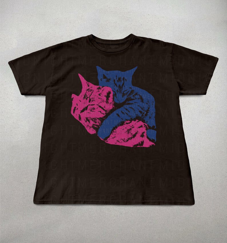 Pu&ograve; includere: T-shirt marrone scuro con grafica di due gatti che si abbracciano. Un gatto &egrave; rosa e l'altro blu. Il disegno &egrave; stampato sul davanti. La maglietta ha maniche corte e girocollo.