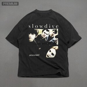 Puede incluir: Camiseta negra con la banda Slowdive y el t&iacute;tulo del &aacute;lbum "souvlaki" impreso. La camiseta tiene un aspecto vintage y cuello redondo.