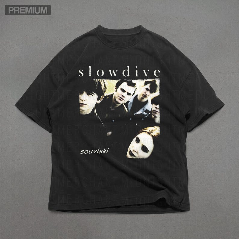 Puede incluir: Camiseta negra con la banda Slowdive y el t&iacute;tulo del &aacute;lbum "souvlaki" impreso. La camiseta tiene un aspecto vintage y cuello redondo.