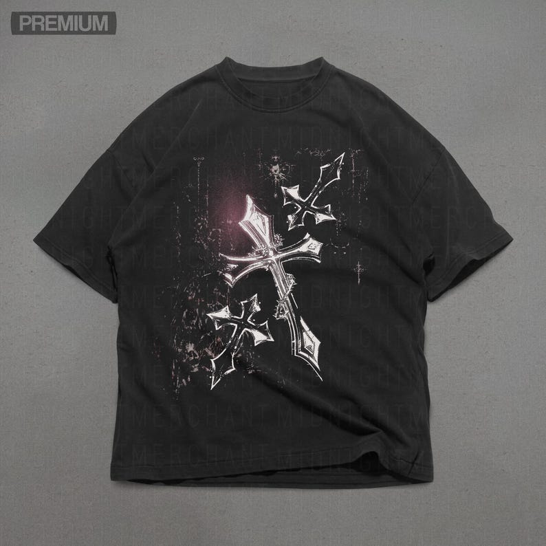 K&ouml;nnte beinhalten: Schwarzes T-Shirt mit einem Used-Design von zwei verzierten wei&szlig;en Kreuzen. Die Kreuze haben eine gotische &Auml;sthetik. Das T-Shirt hat einen Rundhalsausschnitt und kurze &Auml;rmel. Das Wort "PREMIUM" befindet sich oben links.