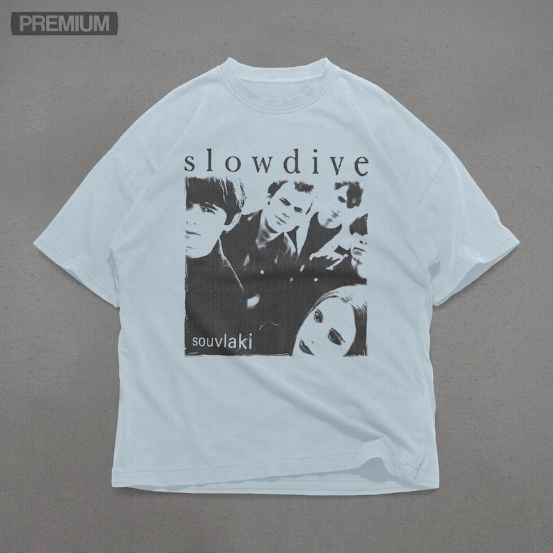 Puede incluir: Camiseta blanca con una imagen en blanco y negro de la banda Slowdive. El nombre de la banda est&aacute; impreso encima de la imagen, y el t&iacute;tulo del &aacute;lbum "souvlaki" est&aacute; impreso debajo. La camiseta tiene cuello redondo y mangas cortas.