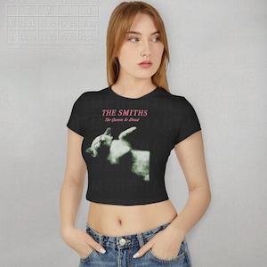 K&ouml;nnte beinhalten: Schwarzes, bauchfreies T-Shirt mit einem wei&szlig;en Katzenmotiv und dem Text "THE SMITHS The Queen Is Dead".