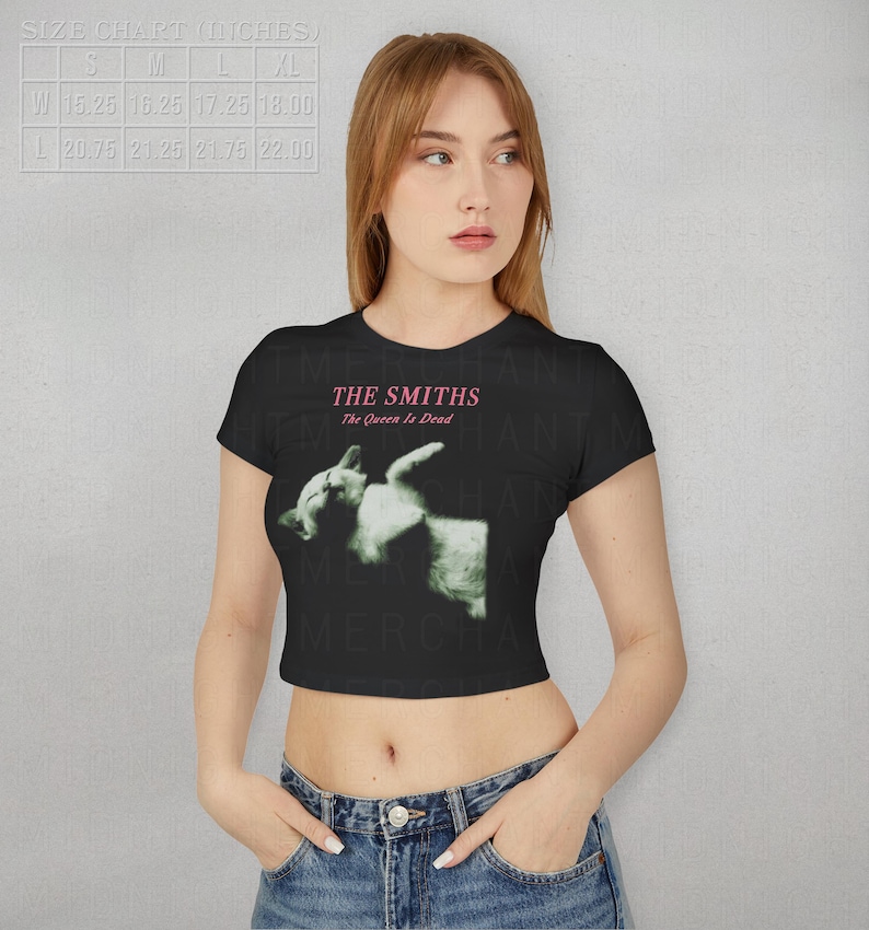 K&ouml;nnte beinhalten: Schwarzes, bauchfreies T-Shirt mit einem wei&szlig;en Katzenmotiv und dem Text "THE SMITHS The Queen Is Dead".