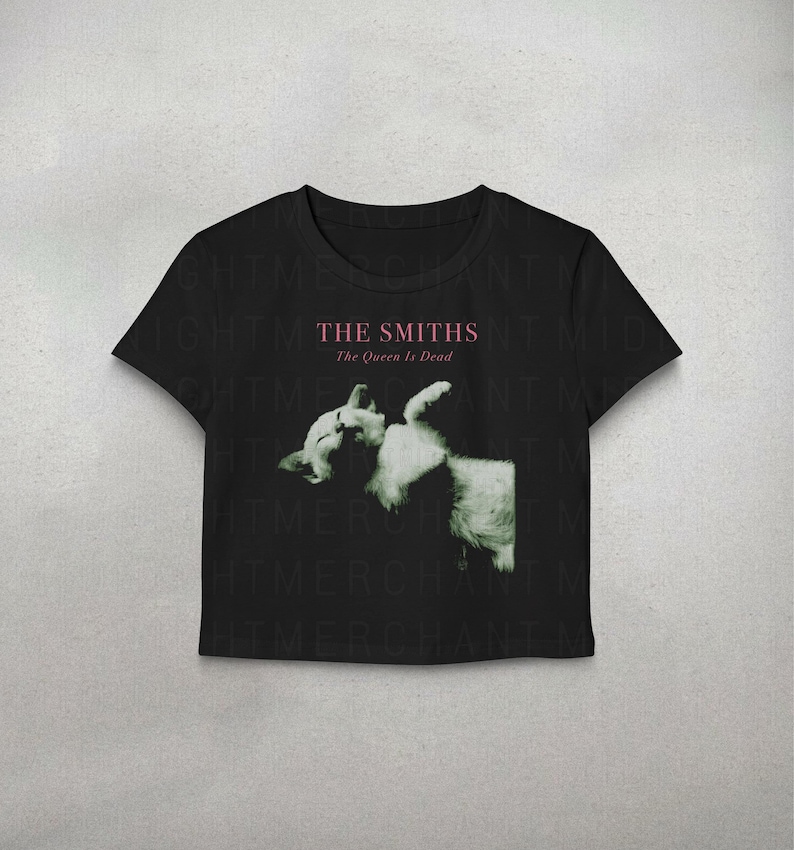 K&ouml;nnte beinhalten: Schwarzes, bauchfreies T-Shirt mit einem wei&szlig;en Katzenmotiv und dem Text "THE SMITHS The Queen Is Dead" in Rosa.