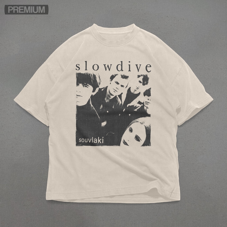 Puede incluir: Camiseta color crema con una imagen en blanco y negro de una banda. El texto "slowdive" est&aacute; arriba y "souvlaki" abajo. La camiseta tiene cuello redondo y mangas cortas.